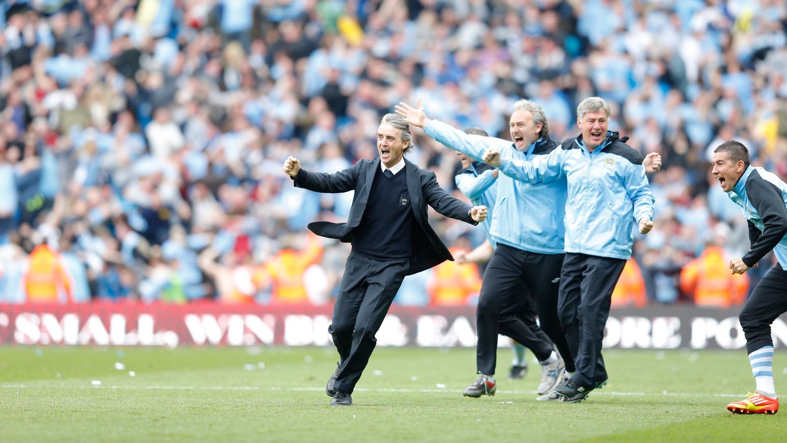 Man City manager Roberto Mancini celebrates Sergio Aguero