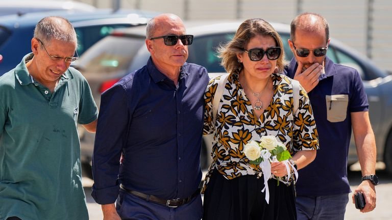 Father Joaquim arrived at the wake accompanied by other relatives.